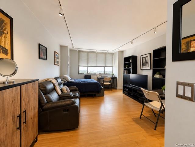 27110 Grand Central Parkway, Unit 16M photo 2