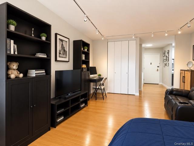 27110 Grand Central Parkway, Unit 16M photo 4