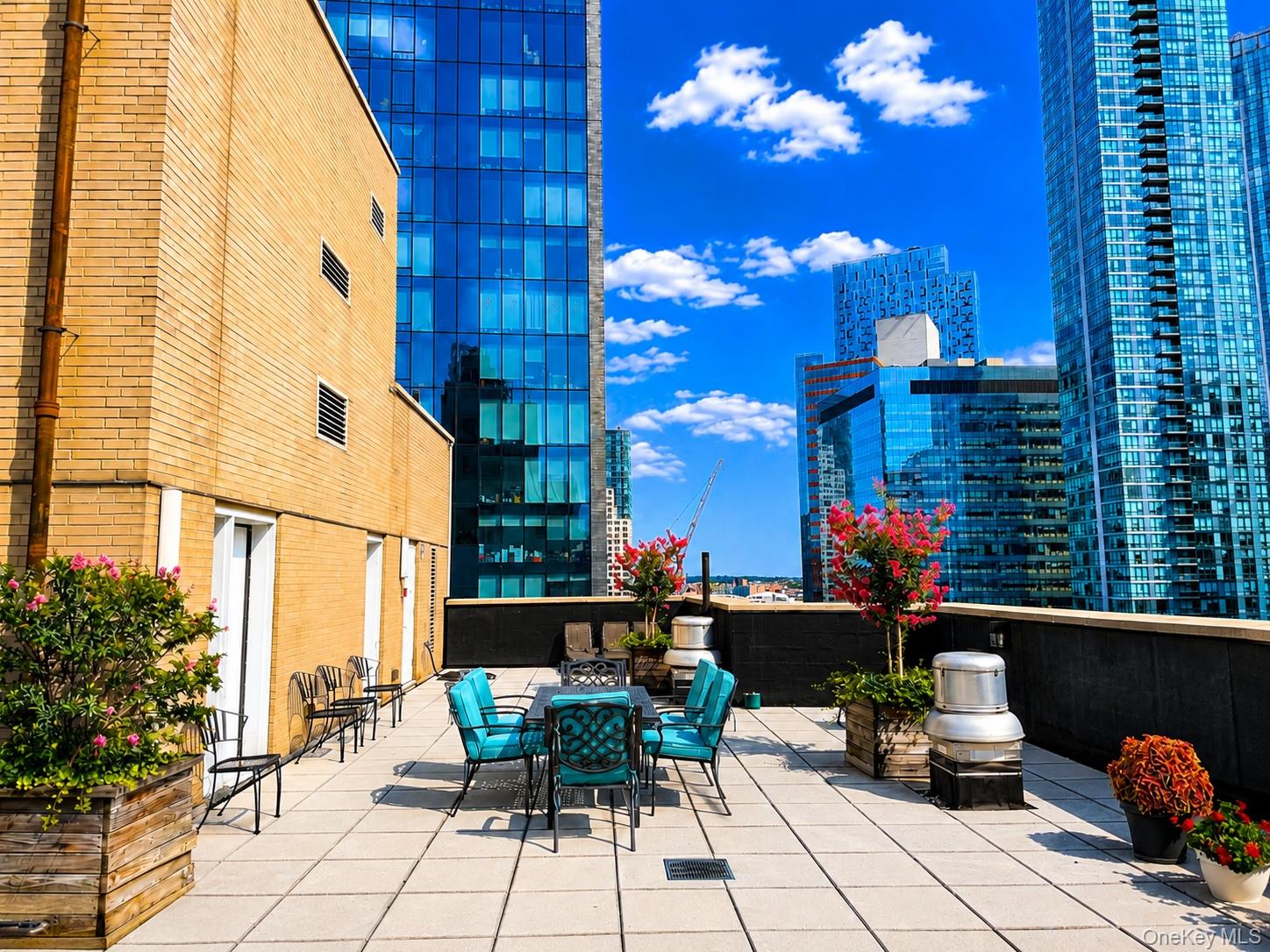 2415 Queens Plaza N, Unit 6B photo 3