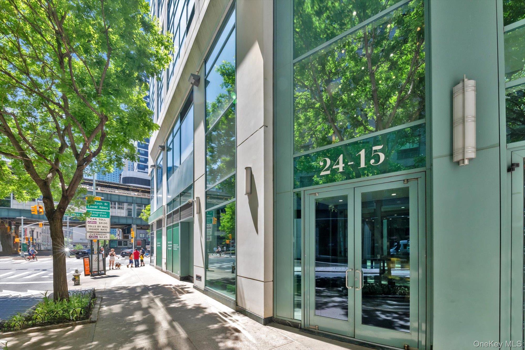 2415 Queens Plaza N, Unit 6B photo 29