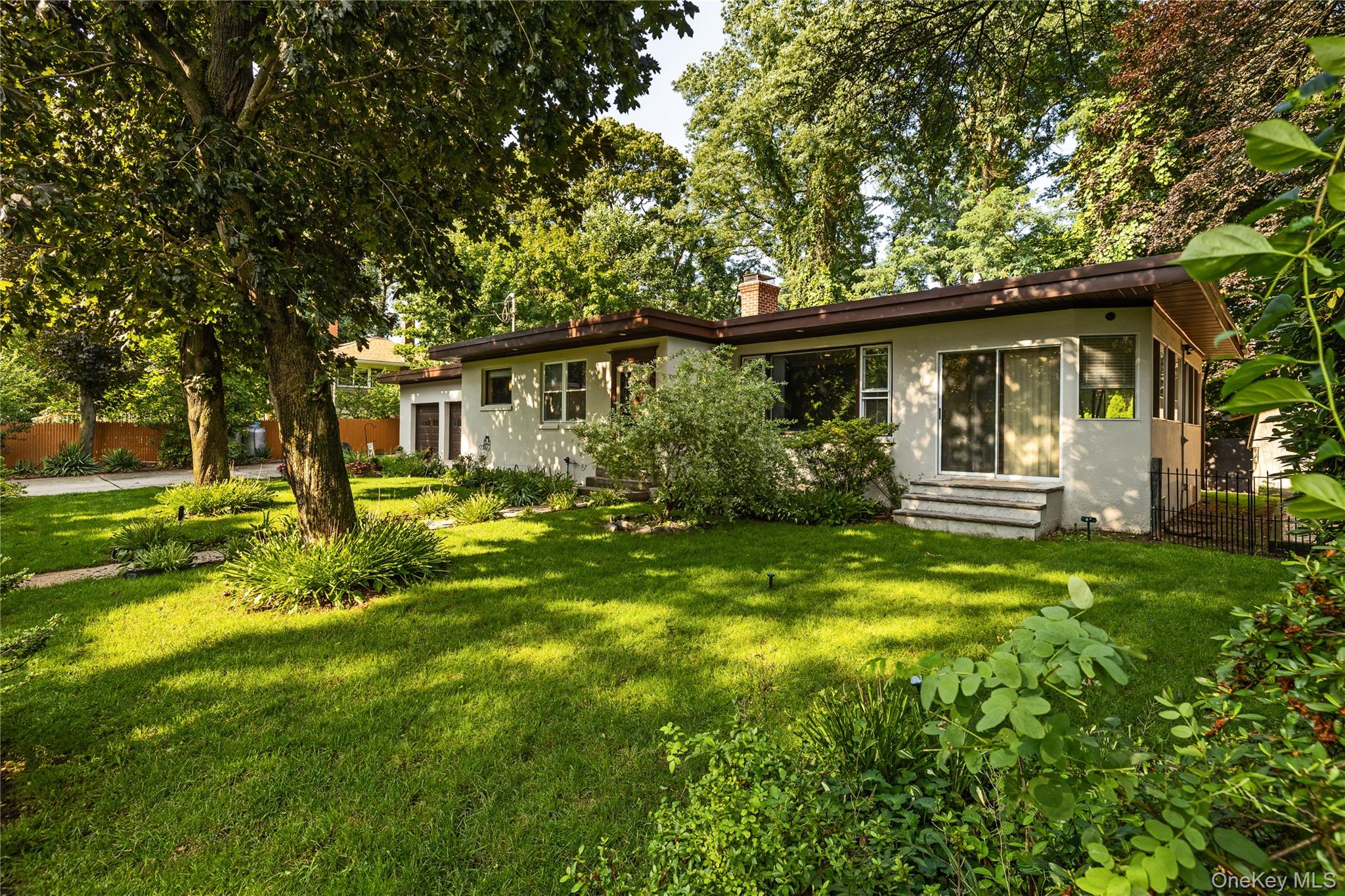 206 Cliff Road W – For Sale photo 2