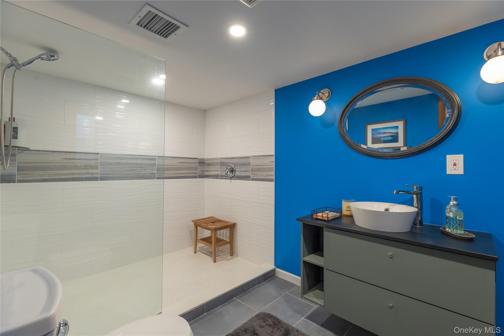 206 Cliff Road W – For Sale