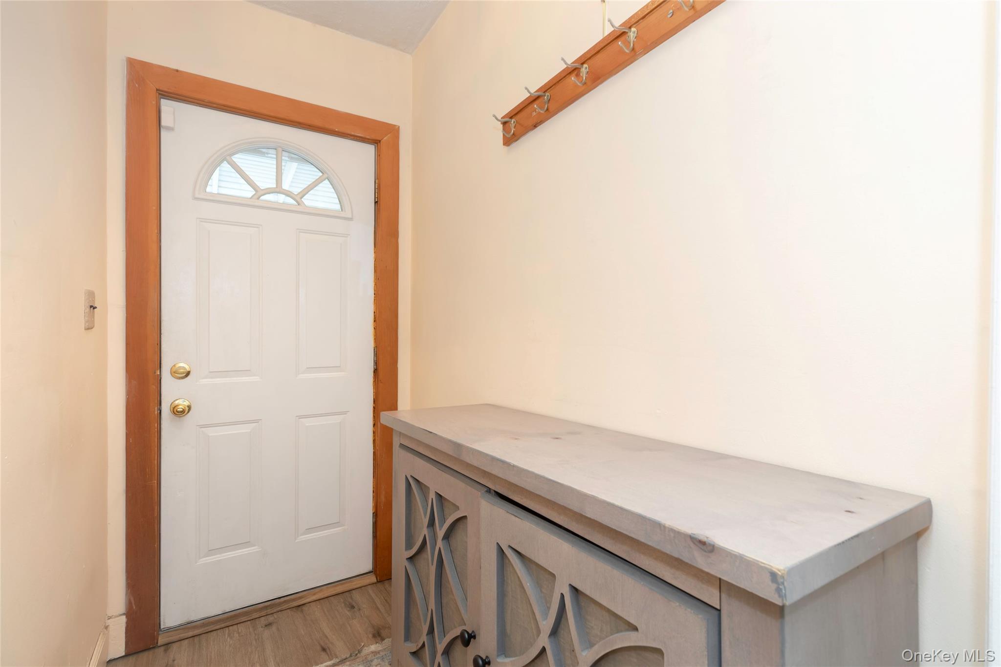 2036 Hobart Avenue – For Sale photo 2