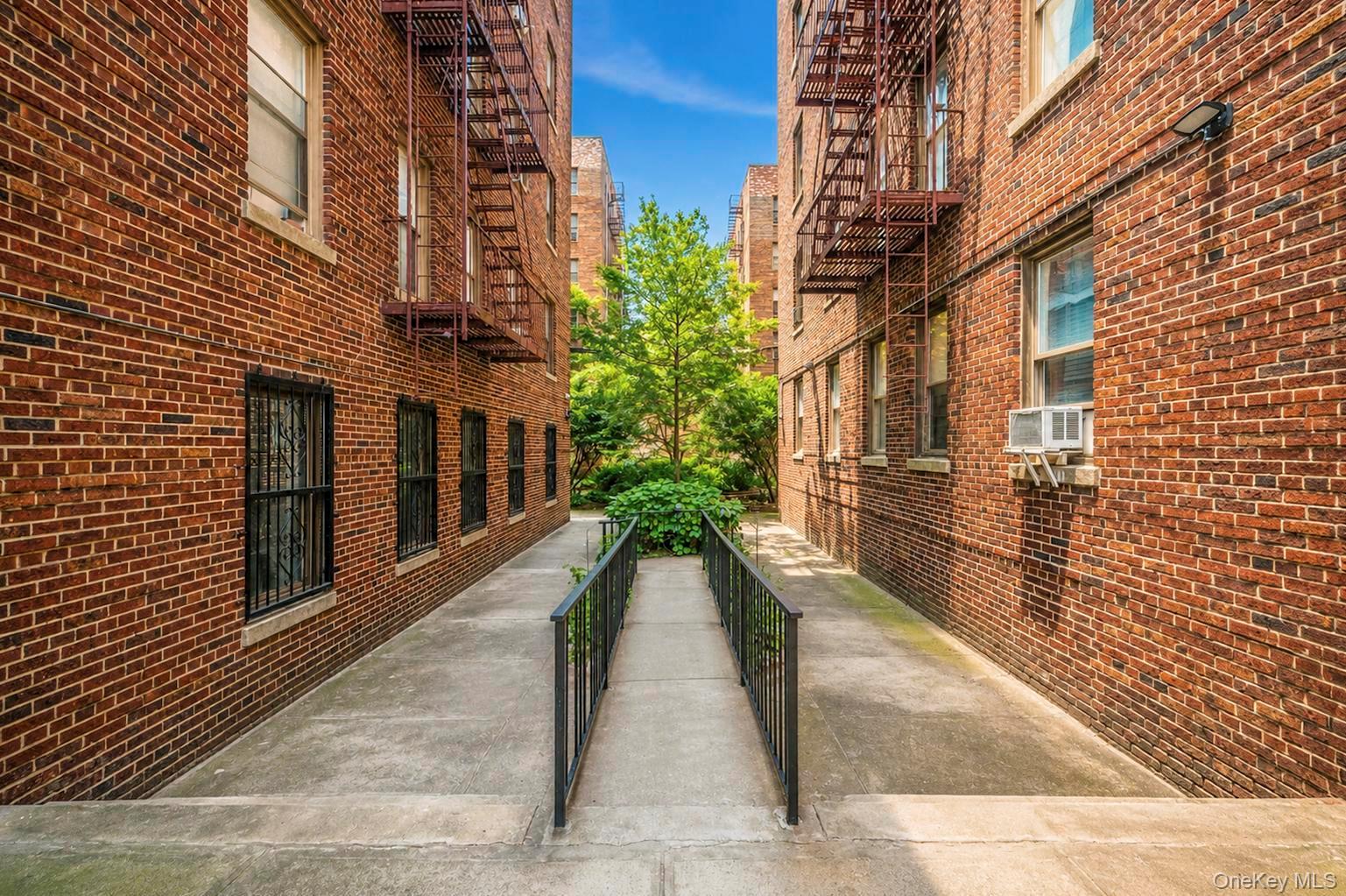 2925 Matthews Avenue, Unit 2H photo 29