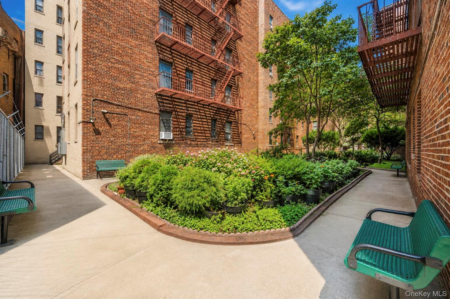 2925 Matthews Avenue, Unit 2H photo 3