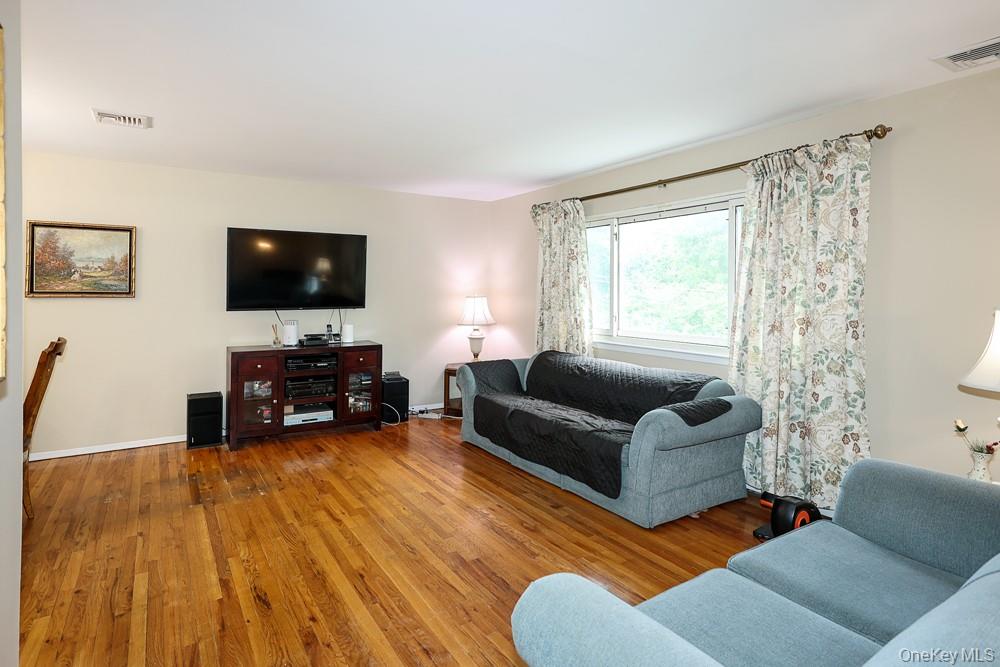 555 N Windsor Avenue – For Sale photo 4