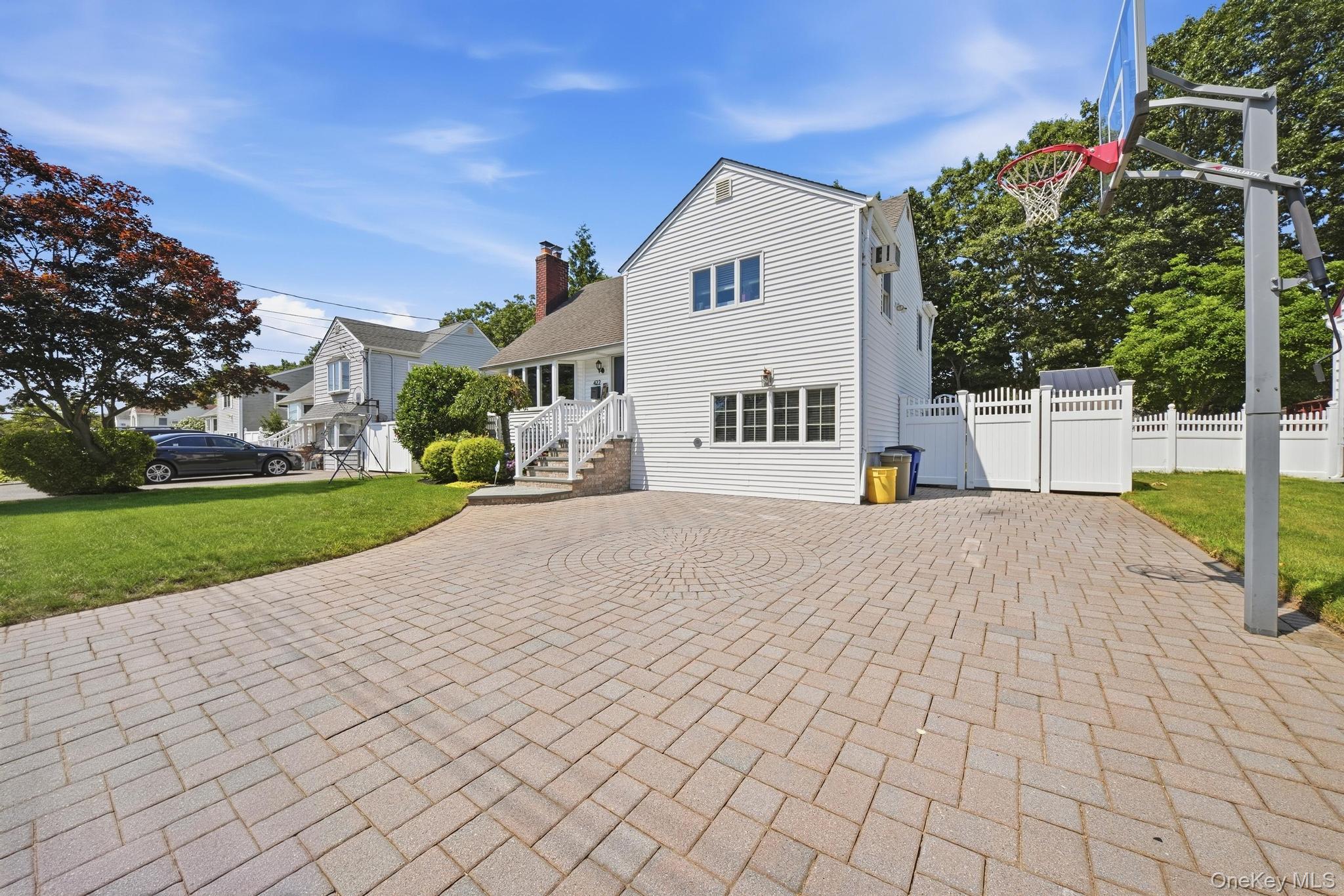 422 Park Lane – For Sale photo 2