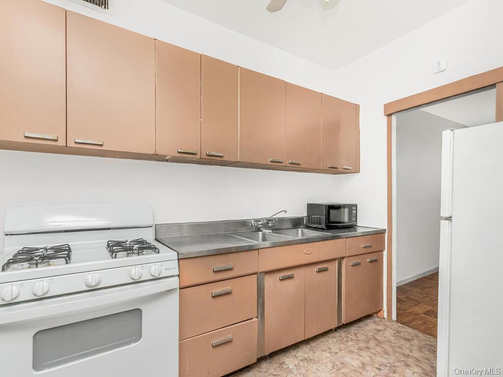 4 Fordham Hill Oval, Unit 1A photo 10