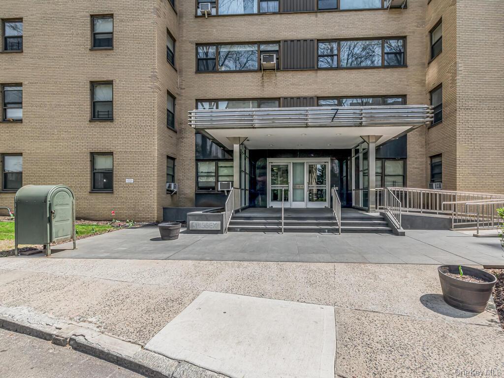 4 Fordham Hill Oval, Unit 1A photo 18