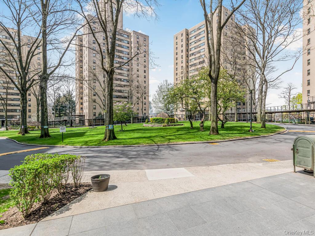 4 Fordham Hill Oval, Unit 1A photo 16