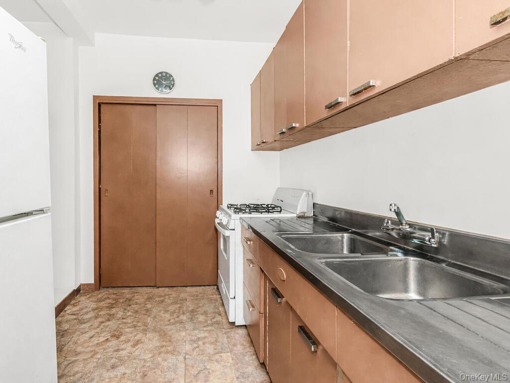 4 Fordham Hill Oval, Unit 1A photo 9