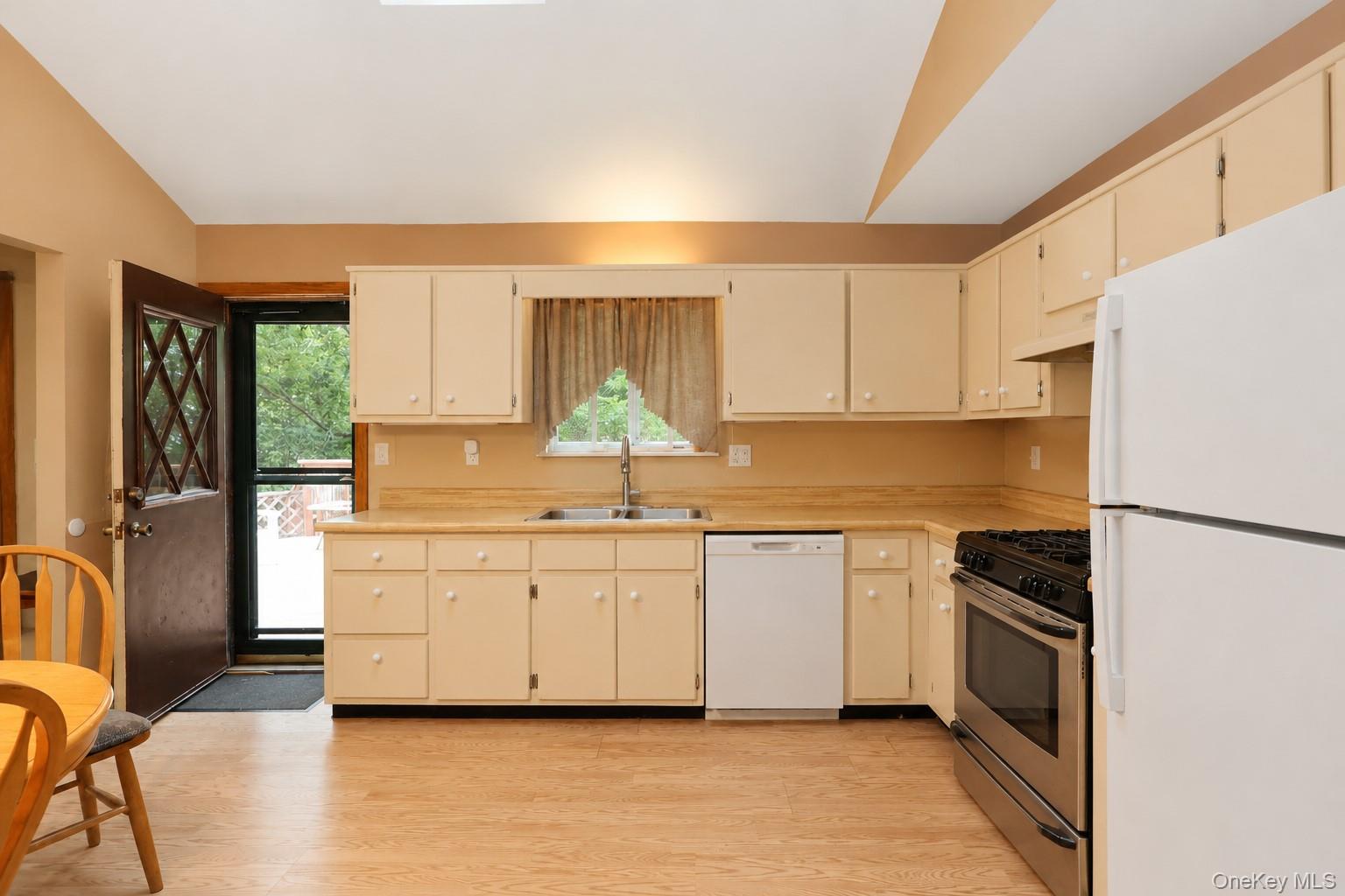28 Sunrise Terrace – For Sale photo 8