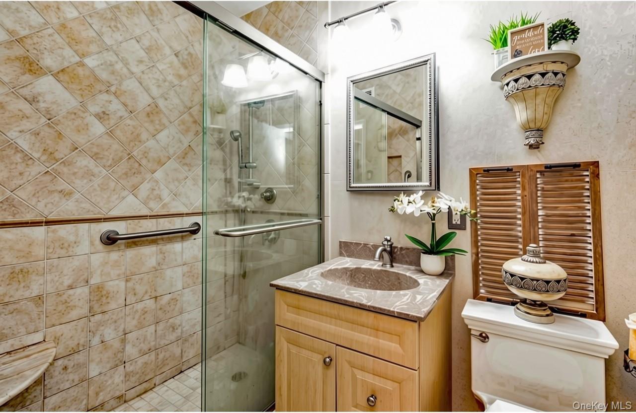 27010 Grand Central Parkway, Unit 4J photo 5