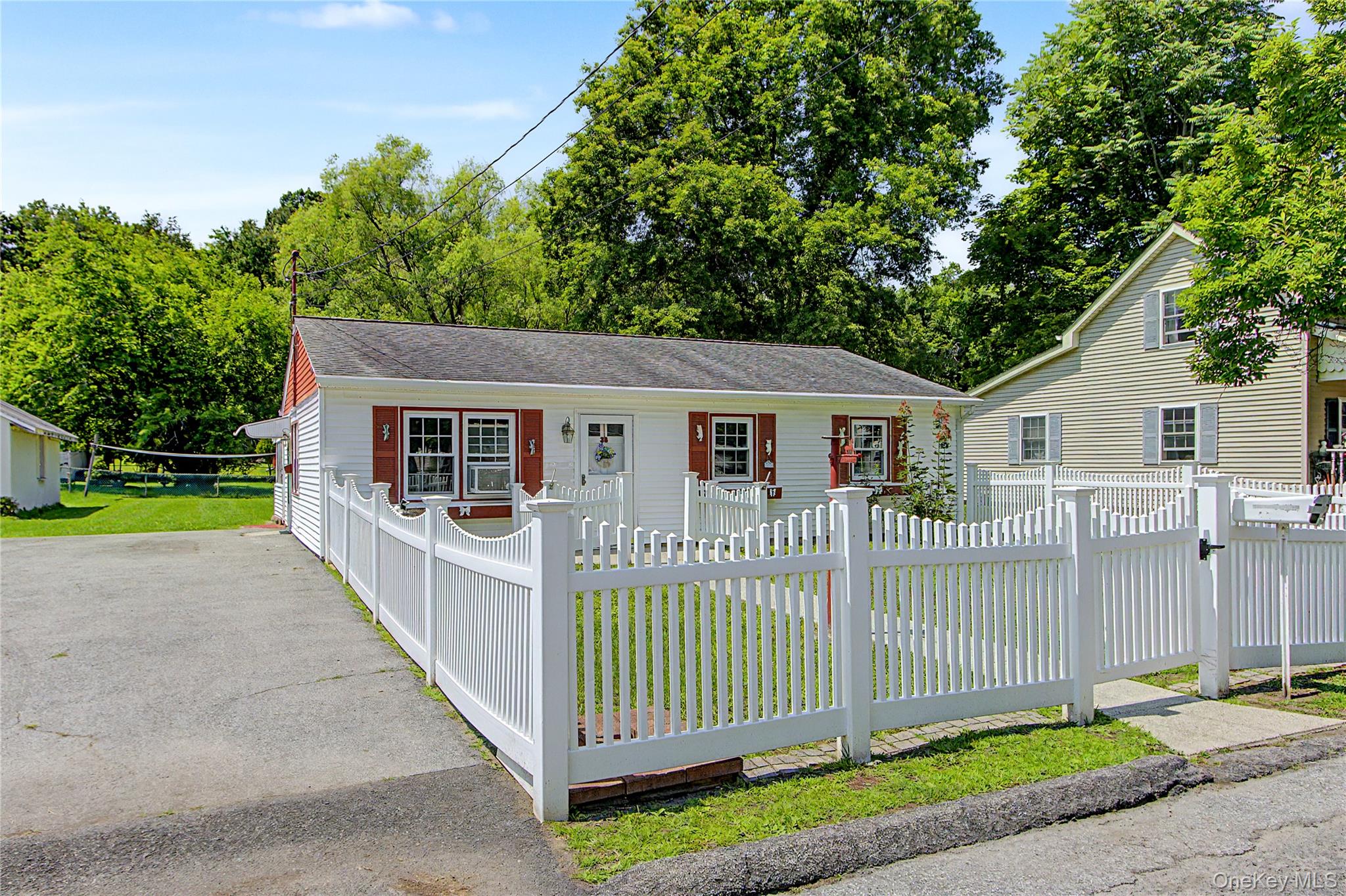 38 Seely Street – For Sale photo 3
