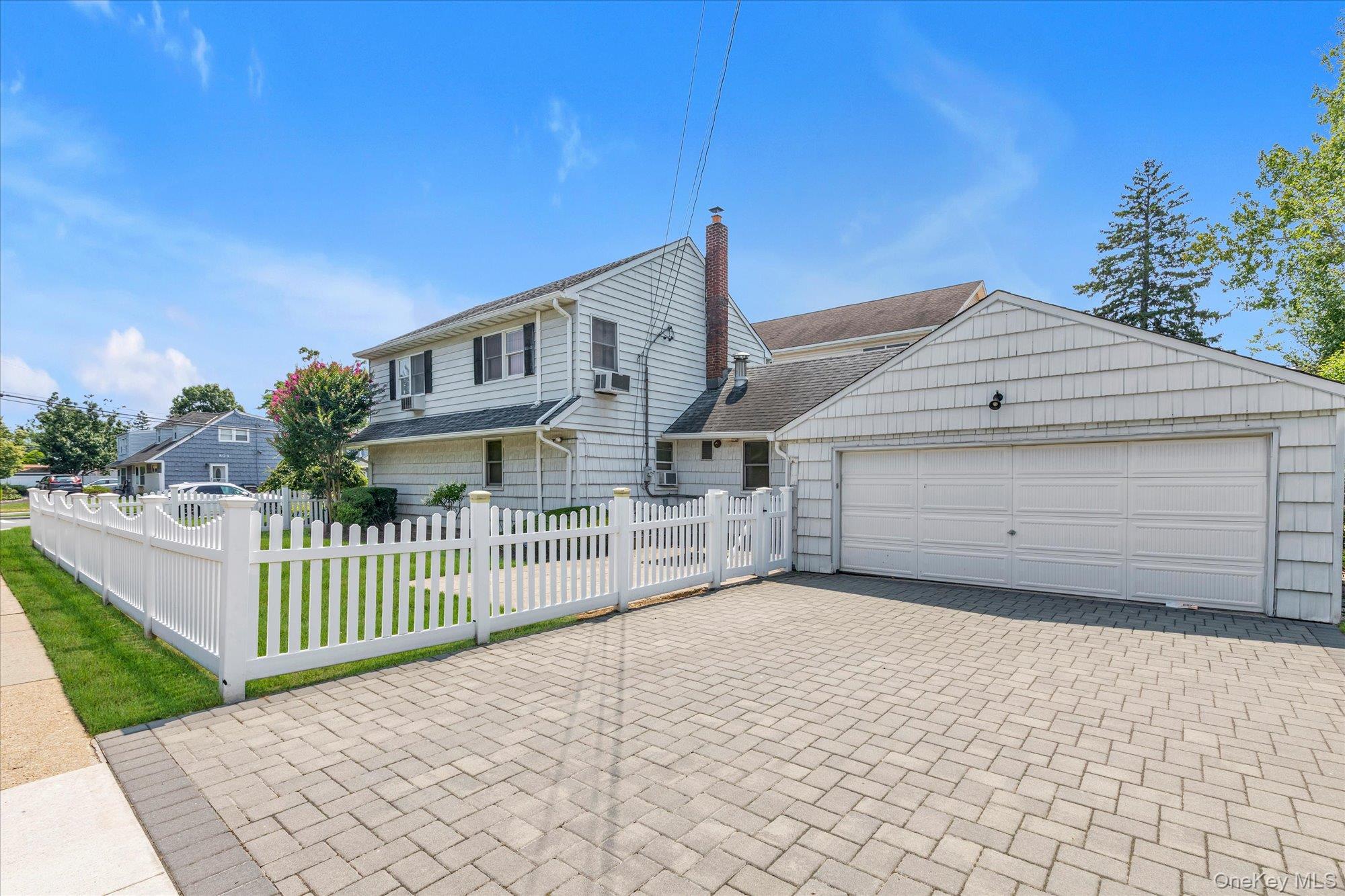 810 Ibsen Street – For Sale photo 4