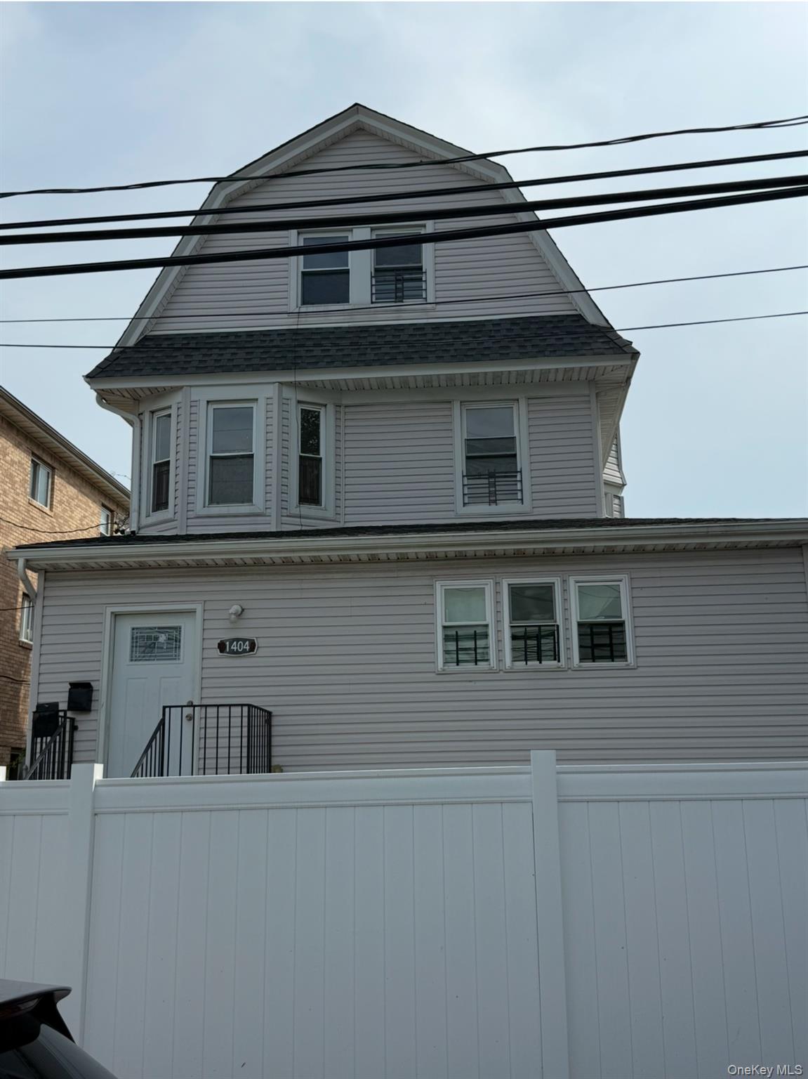 14-04 Dickens Street – For Sale