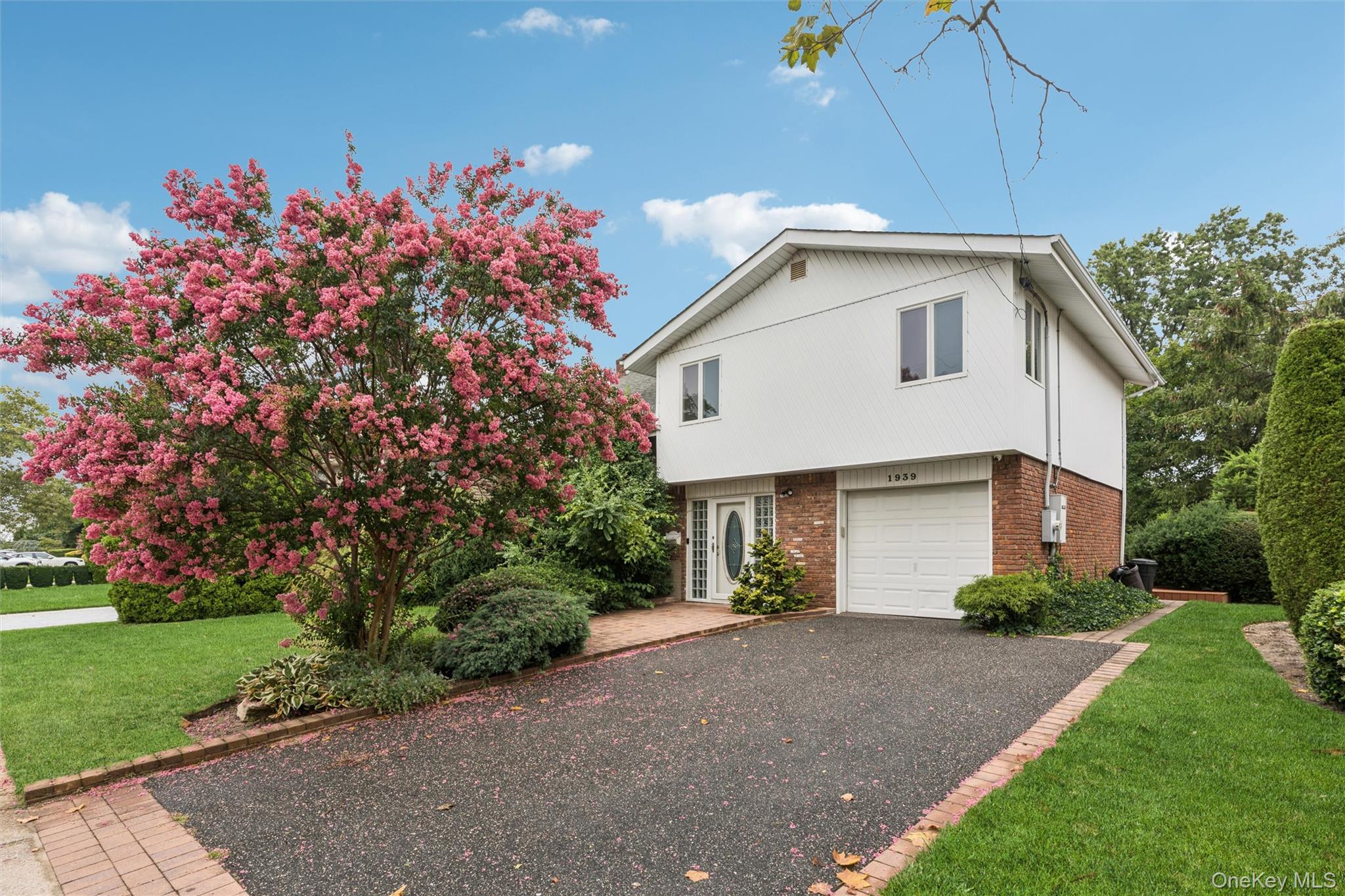 1939 Leonard Lane – For Sale photo 2