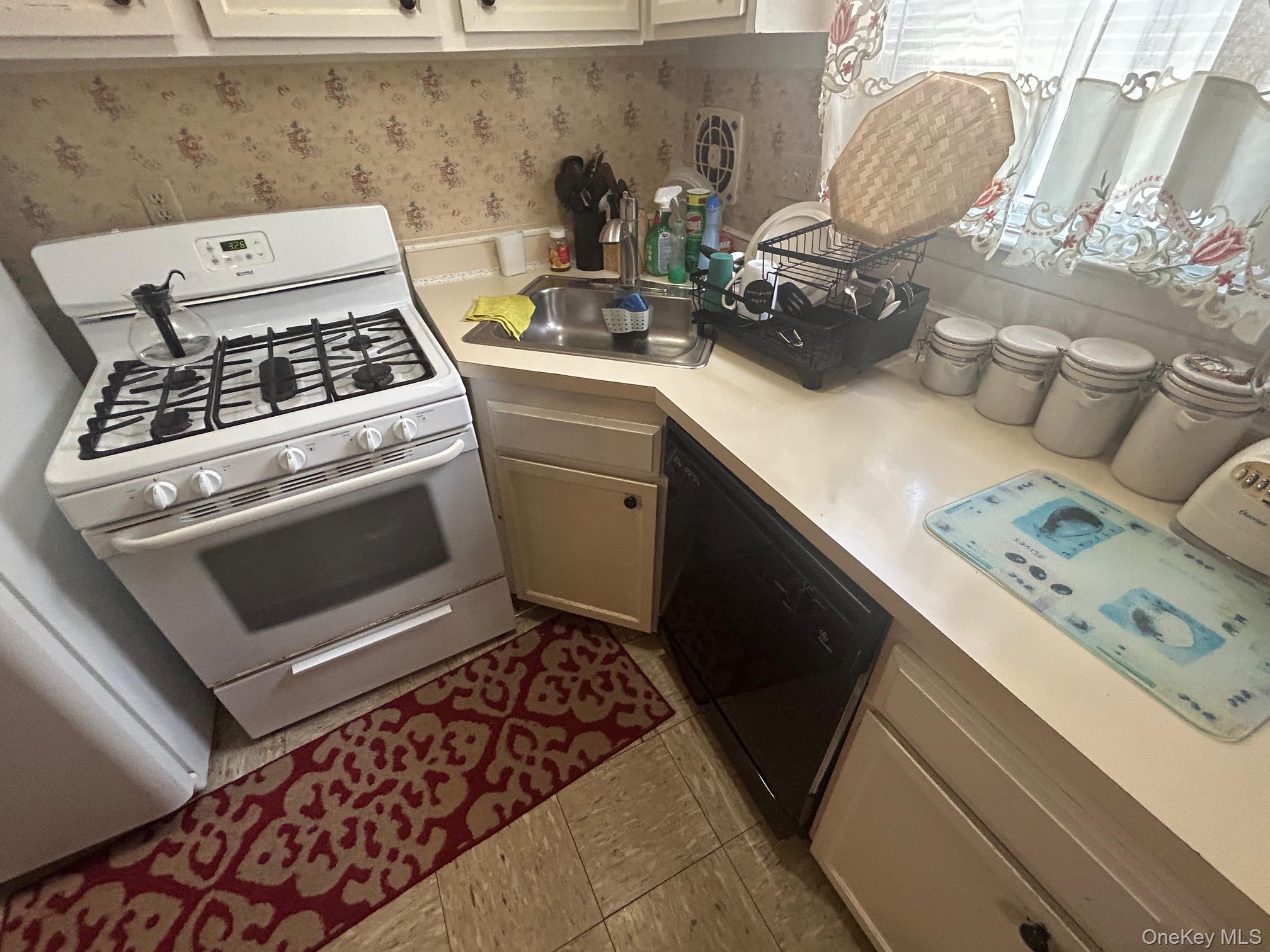 107 Sneden Place W, Unit 107 photo 3