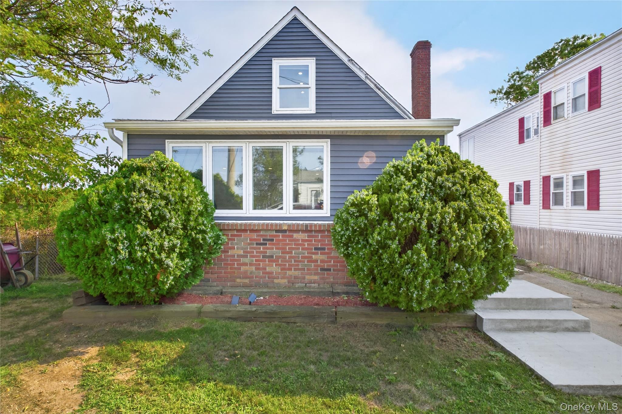 16 Dewey Street E – For Sale