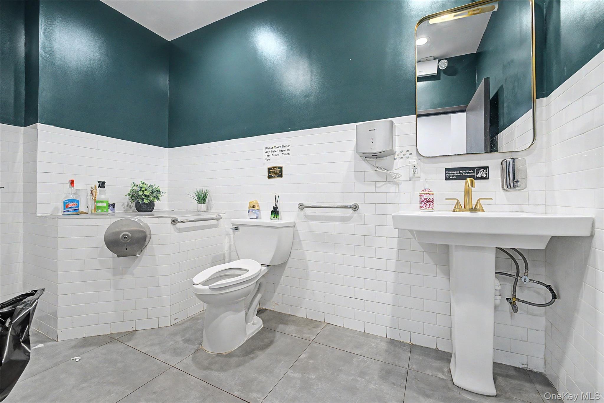 41 Great Neck Rd – For Sale photo 15