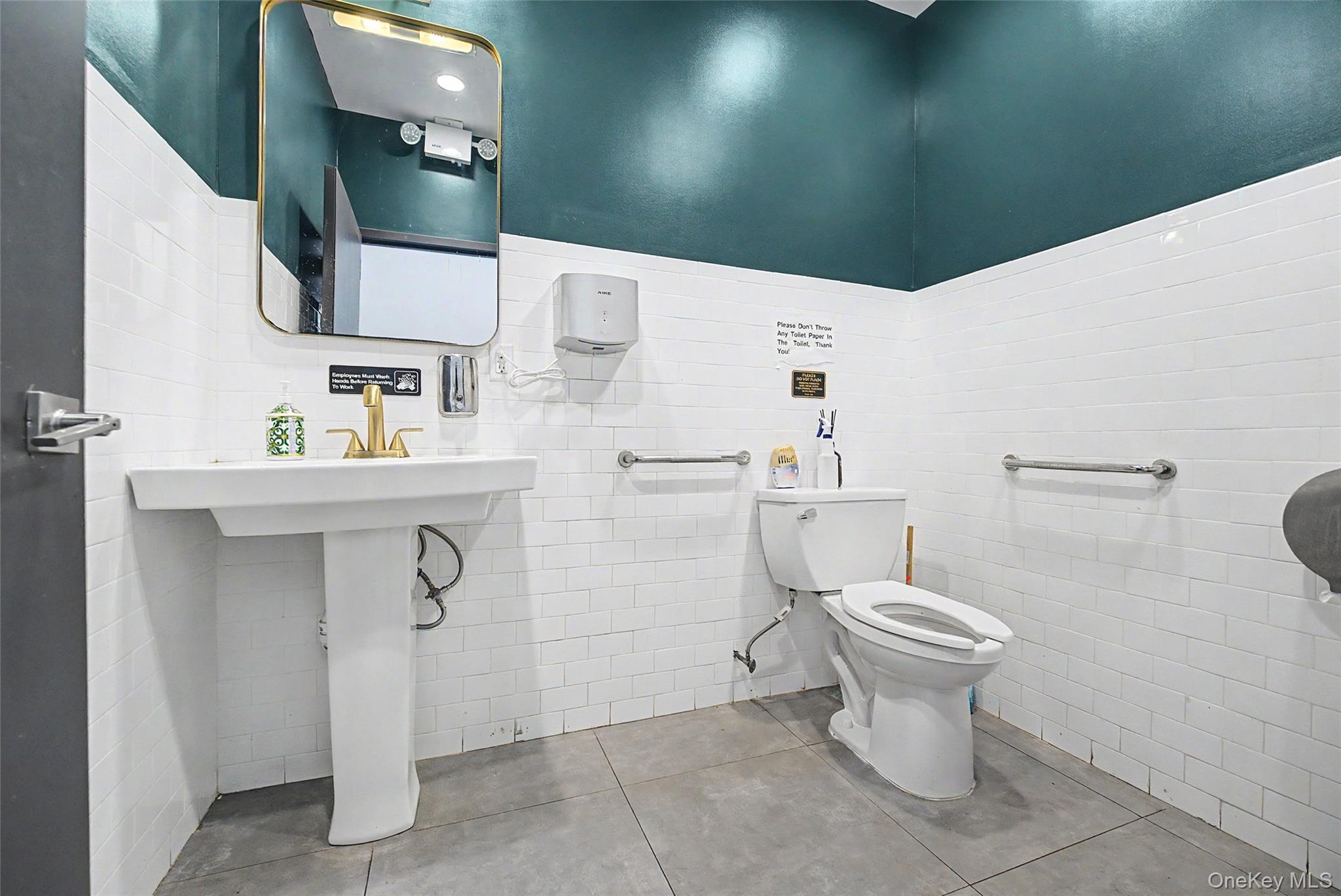 41 Great Neck Rd – For Sale photo 14