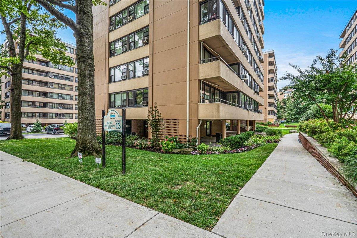 162-10 Powells Cove Boulevard, Unit 7D photo 2