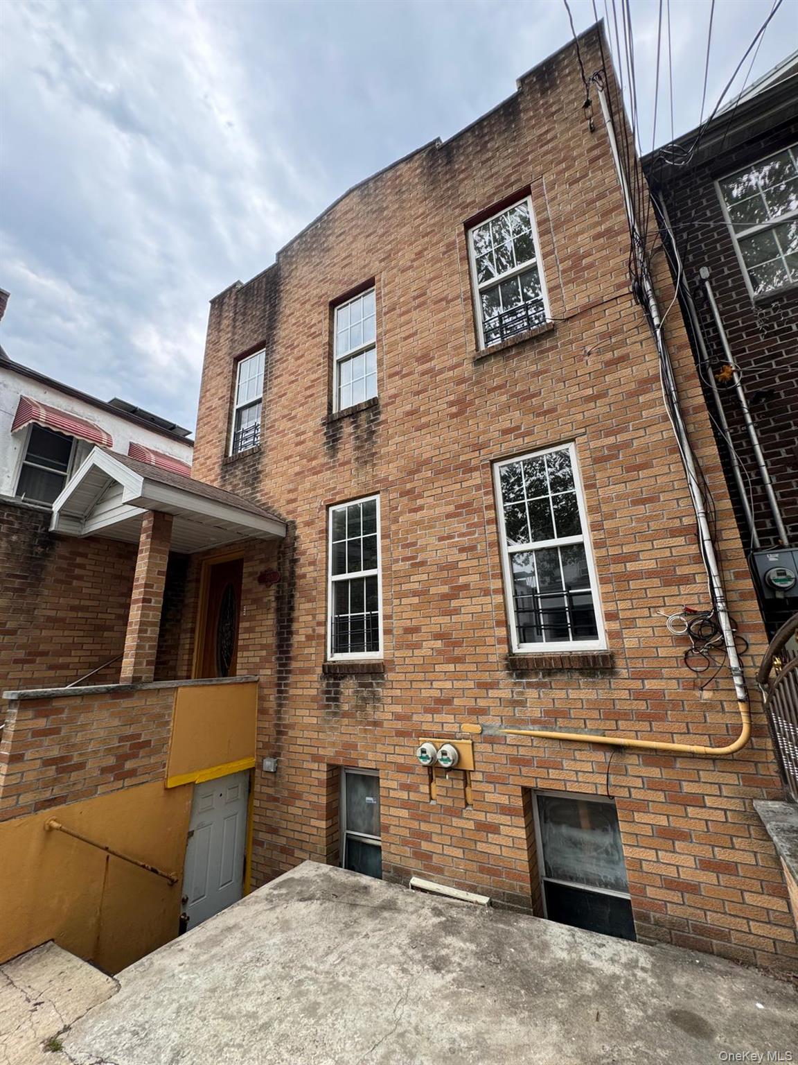 590 Elton Street – For Sale photo 2