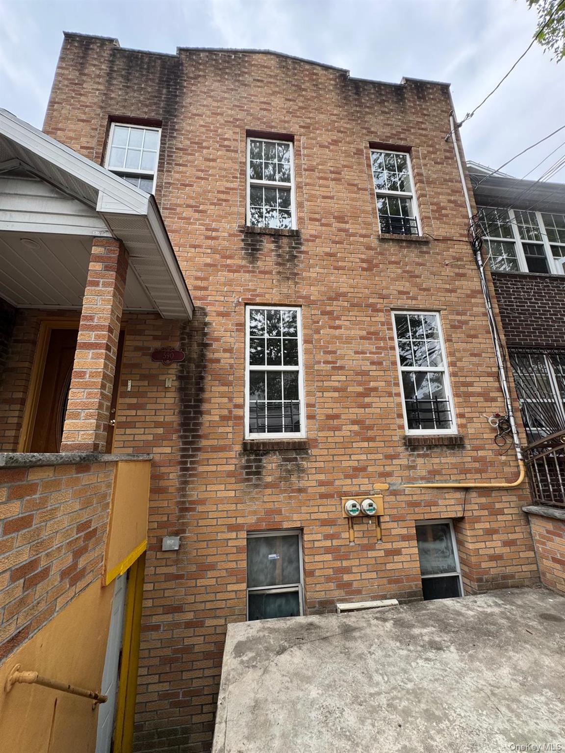 590 Elton Street – For Sale