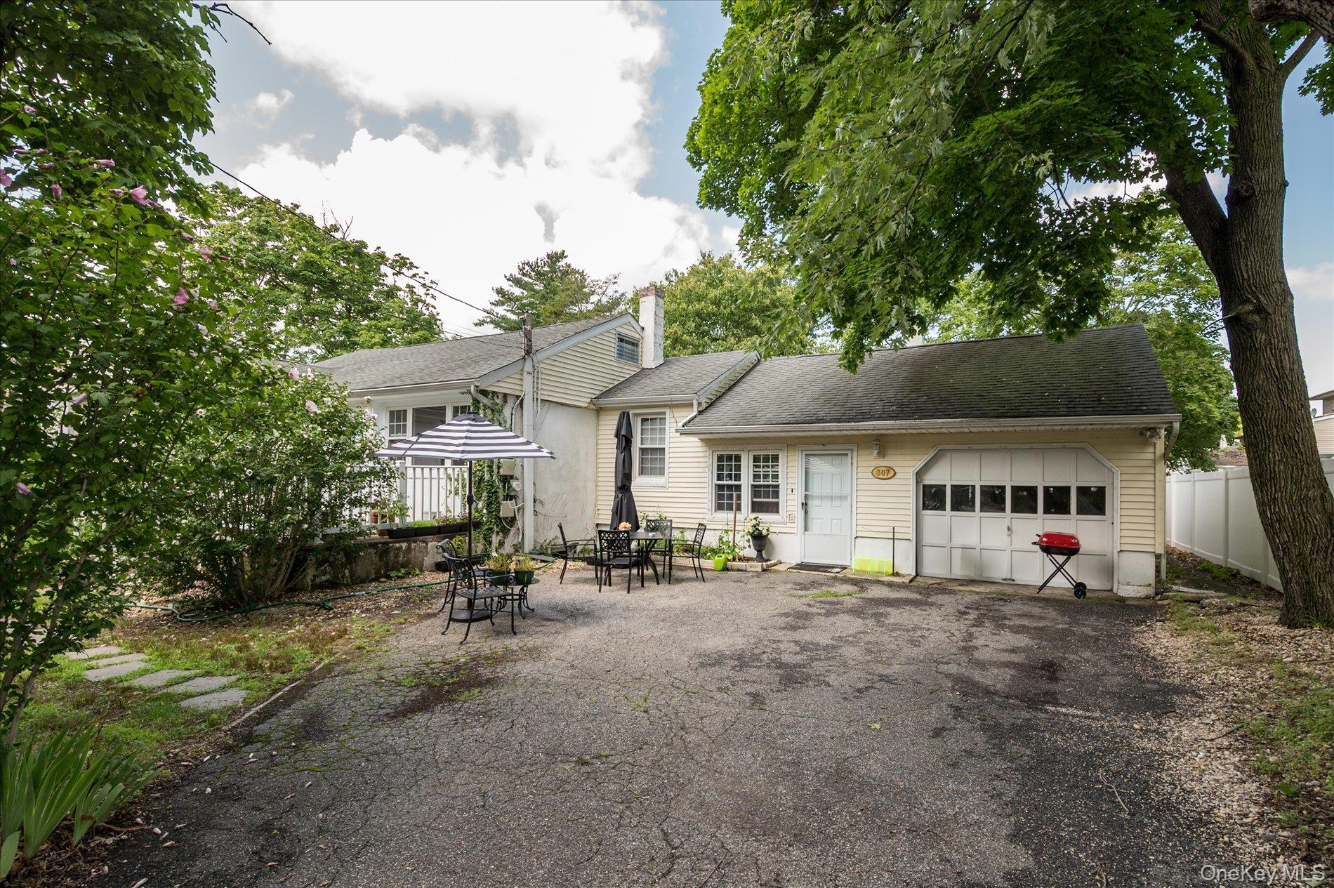 307 Old Country Road – For Sale