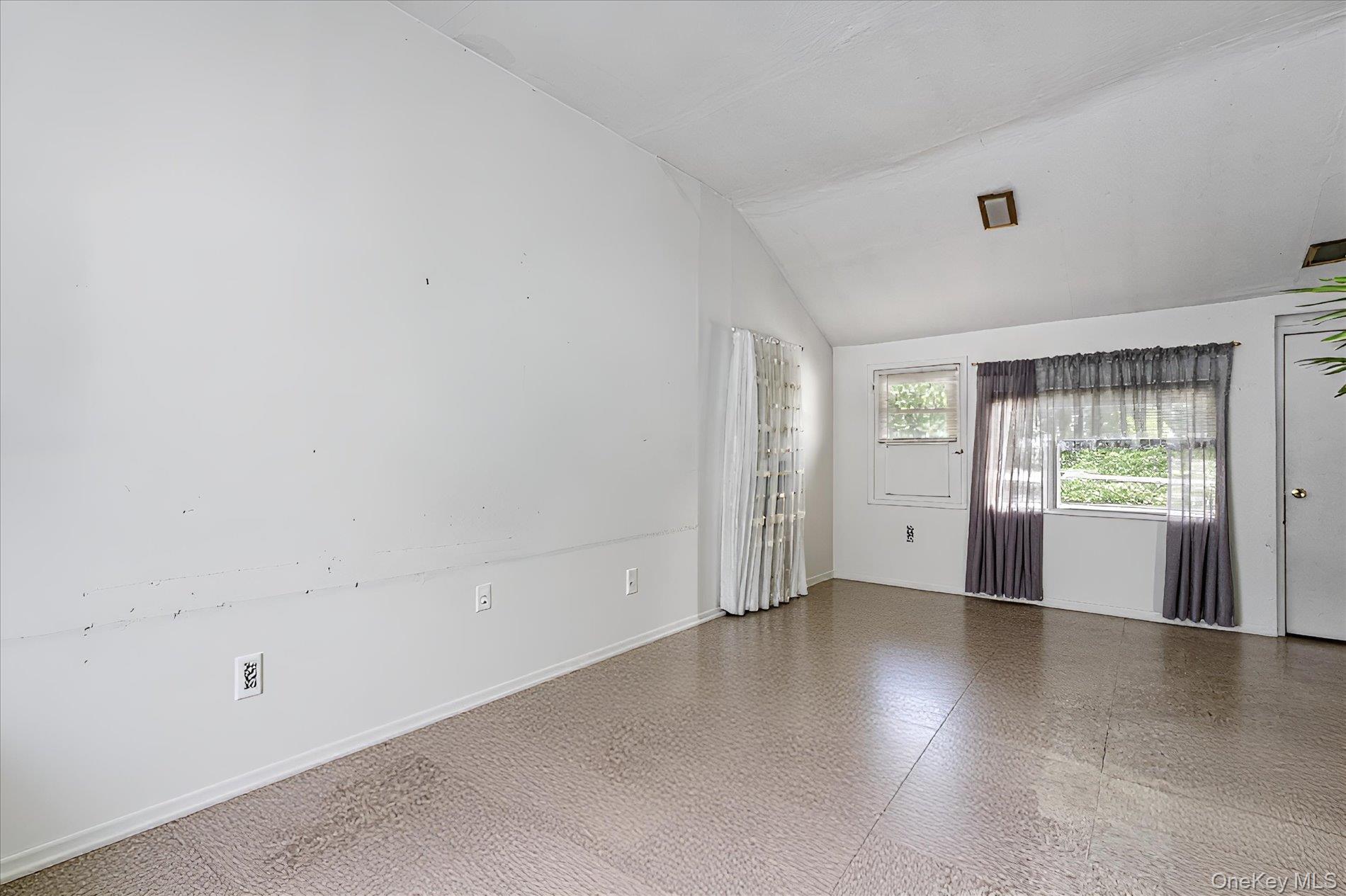 307 Old Country Road – For Sale photo 15