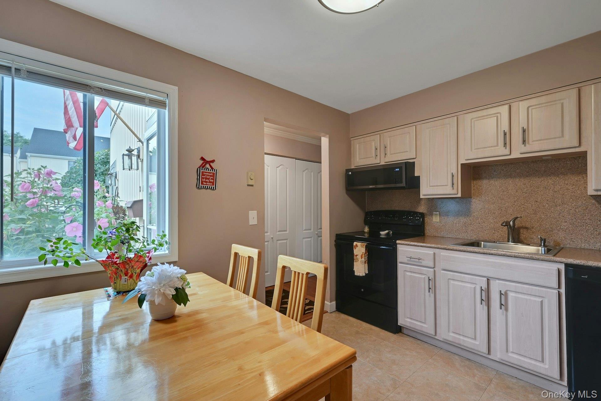 26 Kenneth Stuart, Unit A photo 3
