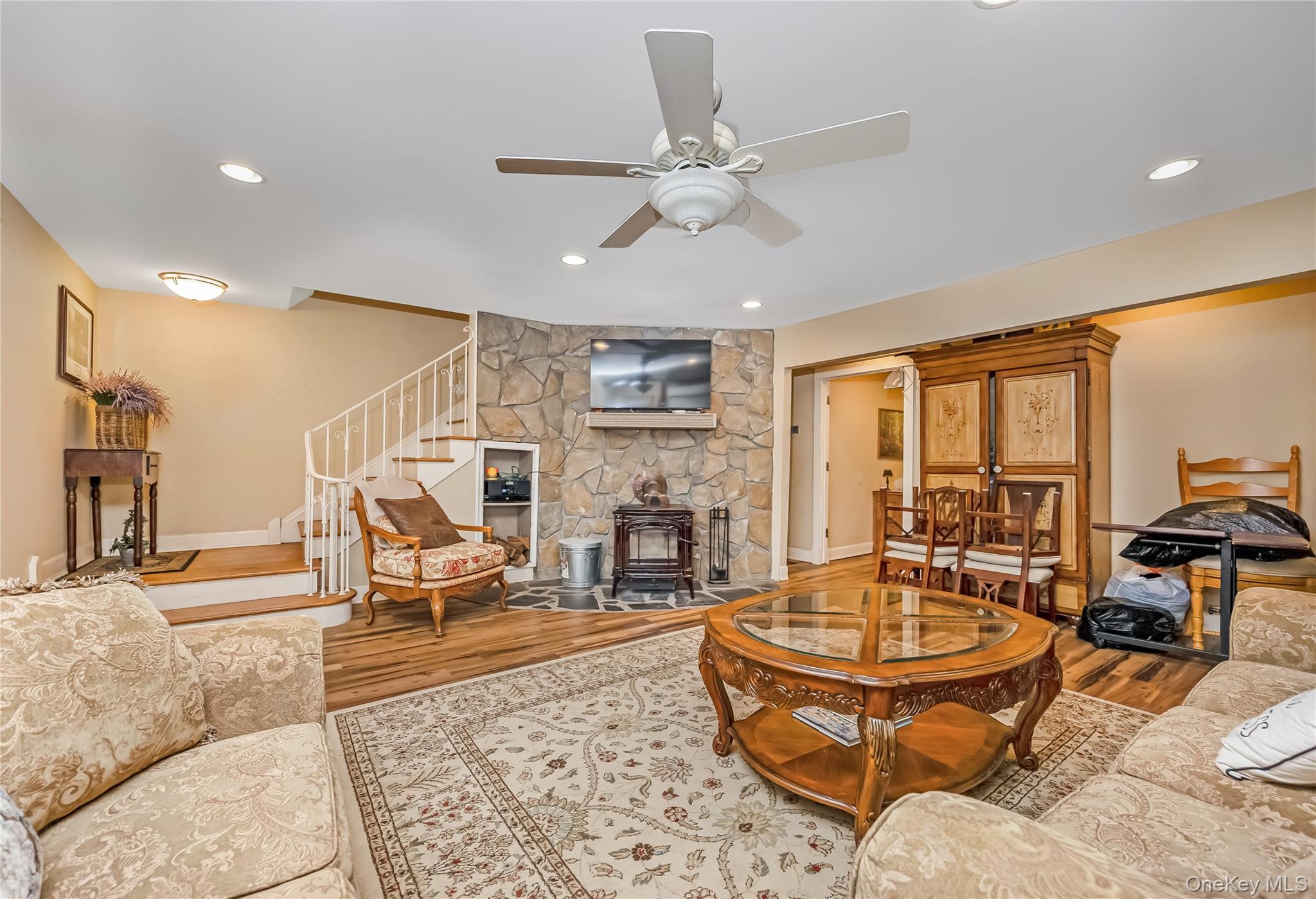 645 Middle Country Road – For Sale photo 7