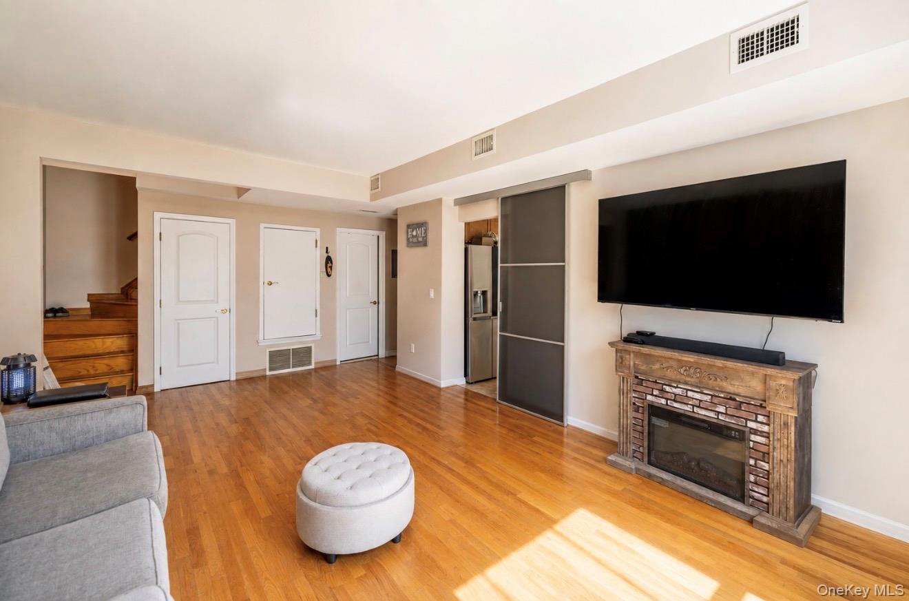 1467 Royce Street, Unit 3L photo 3
