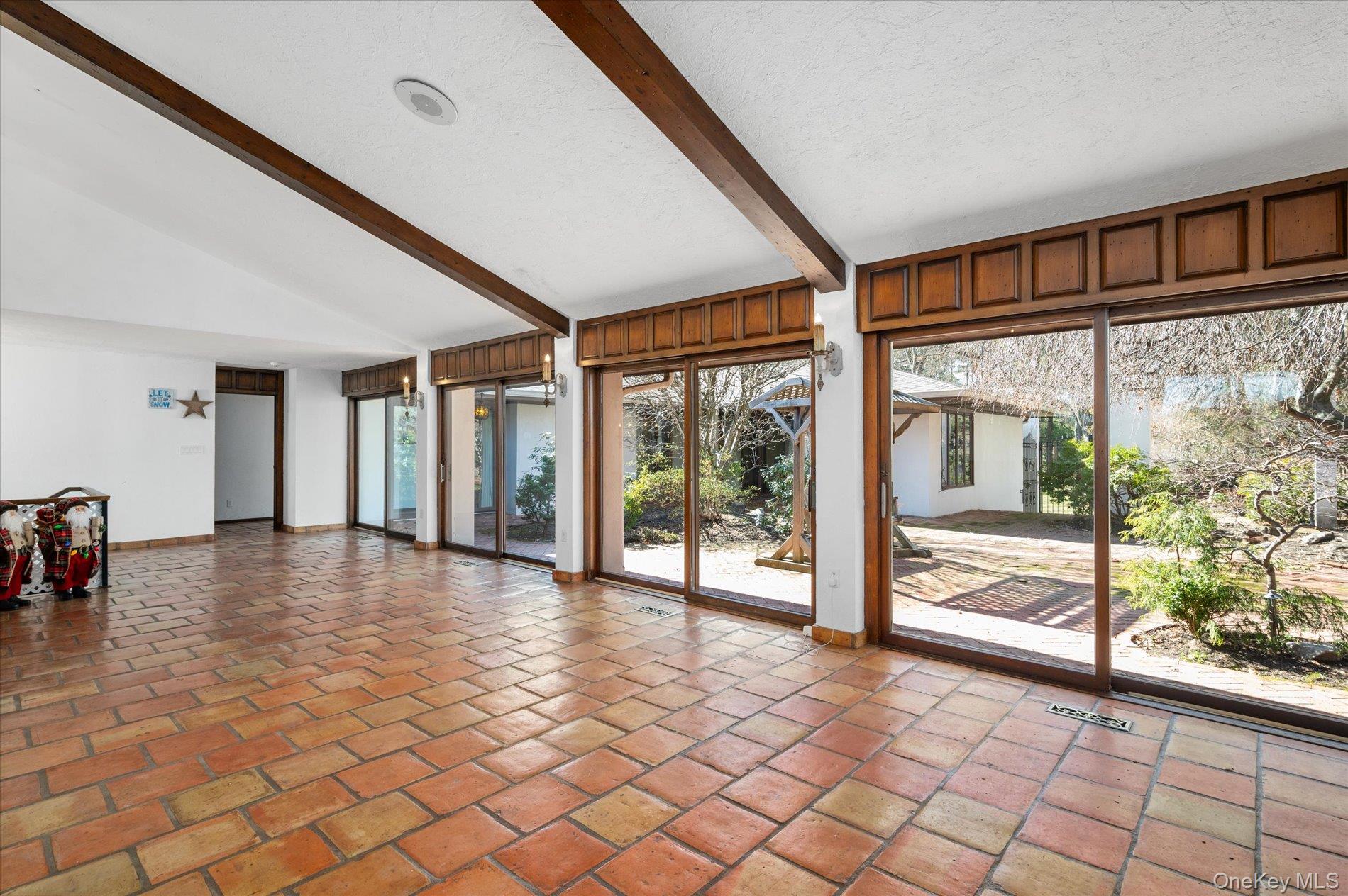 8 Plaka Court – For Rent photo 10