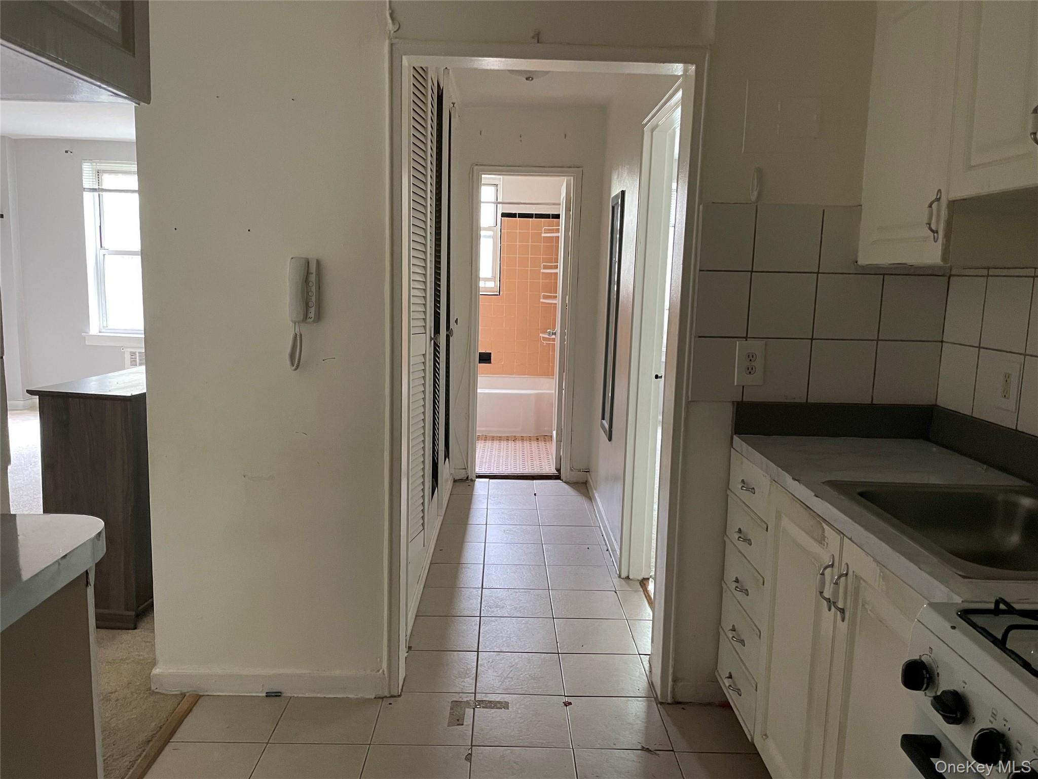65-15 Yellowstone Boulevard, Unit 2C photo 6