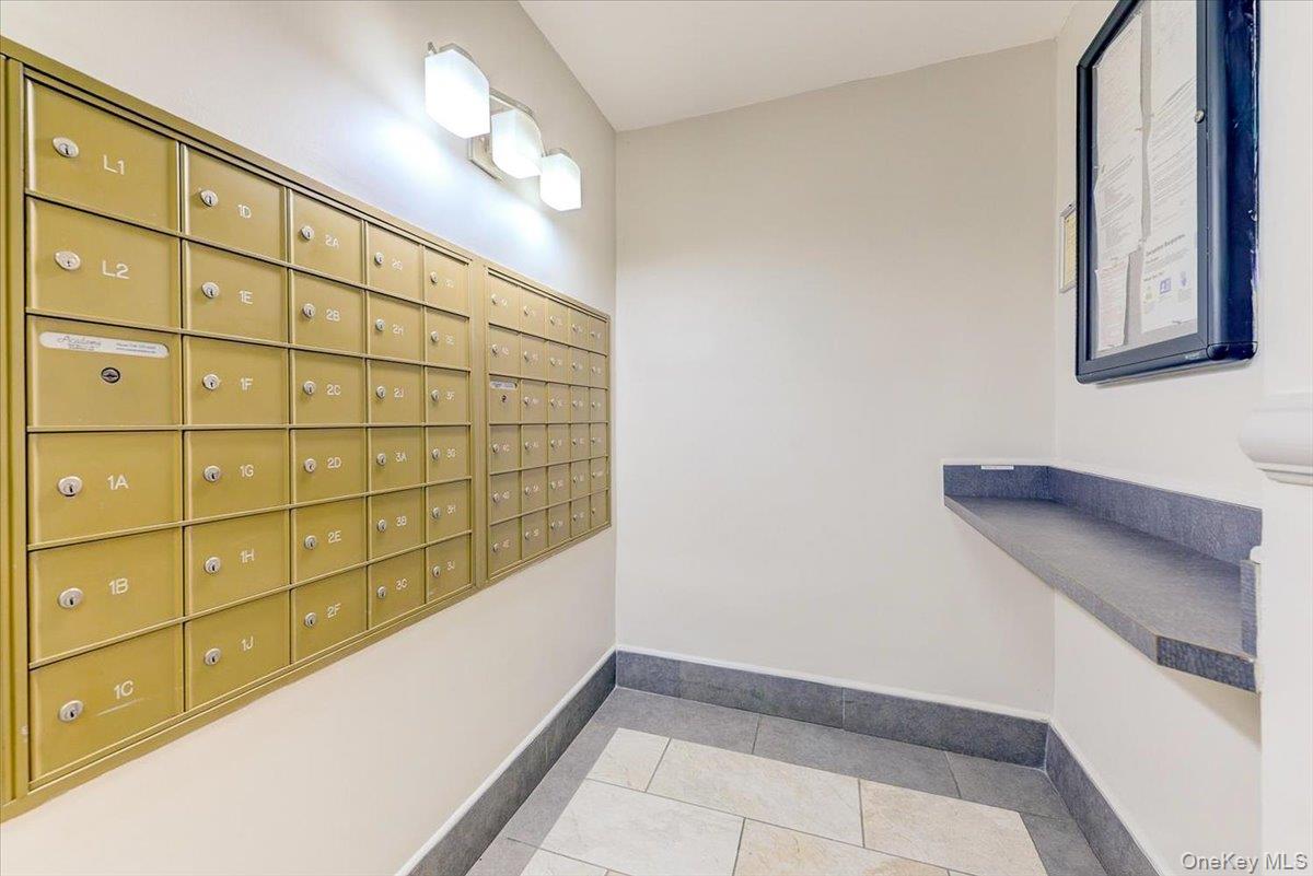 67-50 Thornton Place, Unit 4S photo 4