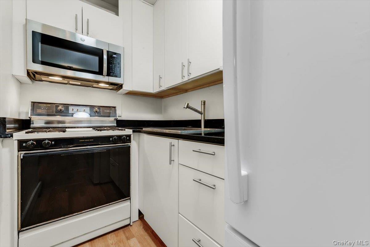 67-50 Thornton Place, Unit 4S photo 13
