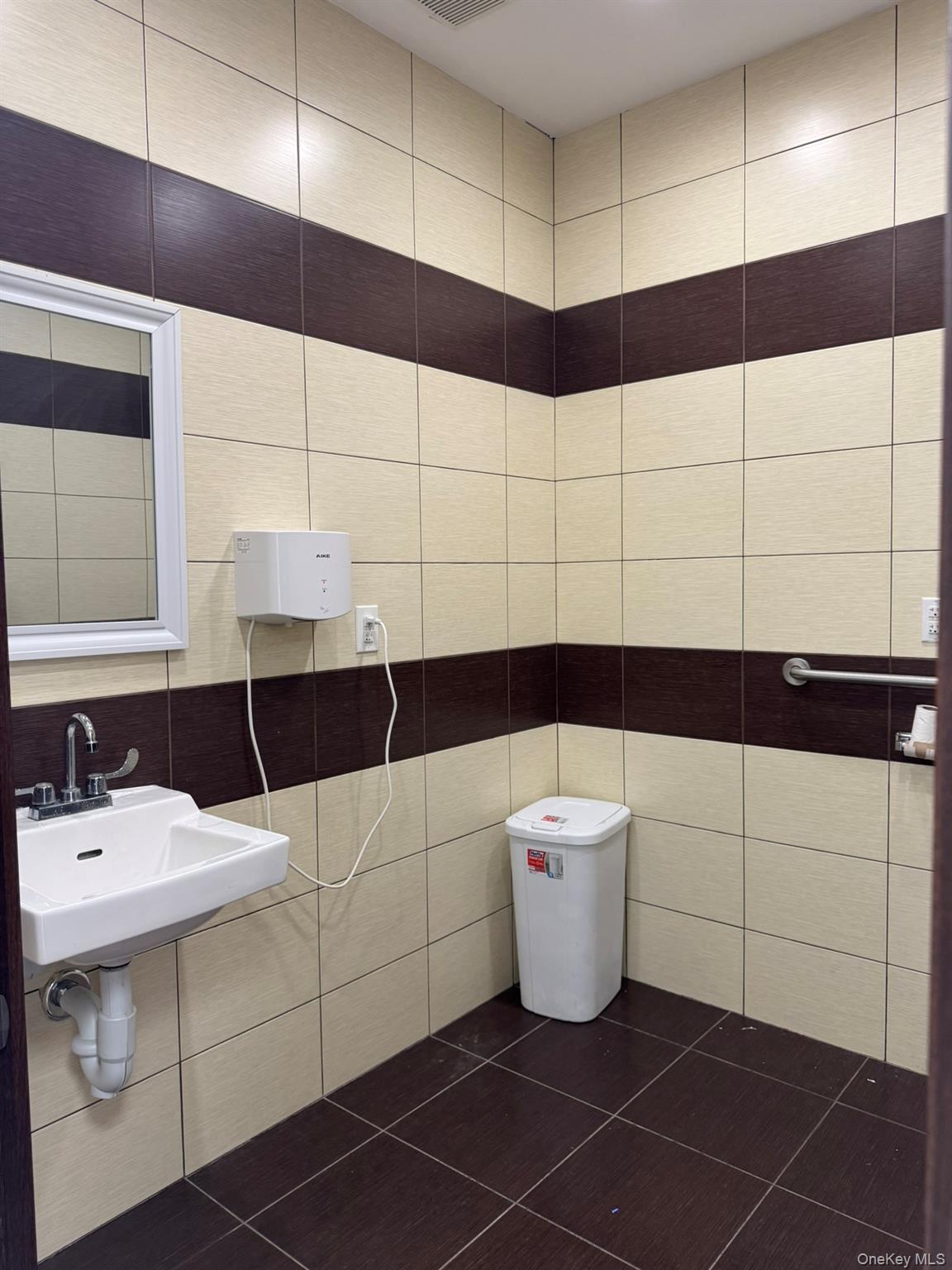 7305 Metropolitan  Avenue Metropolitan – For Rent photo 17