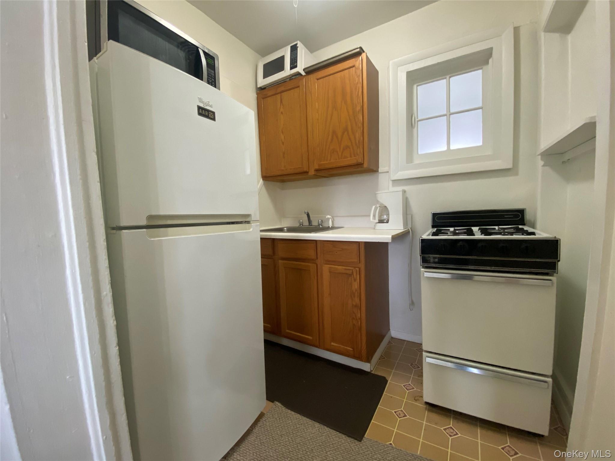 94 Sanfordville Road, Unit 4 photo 6