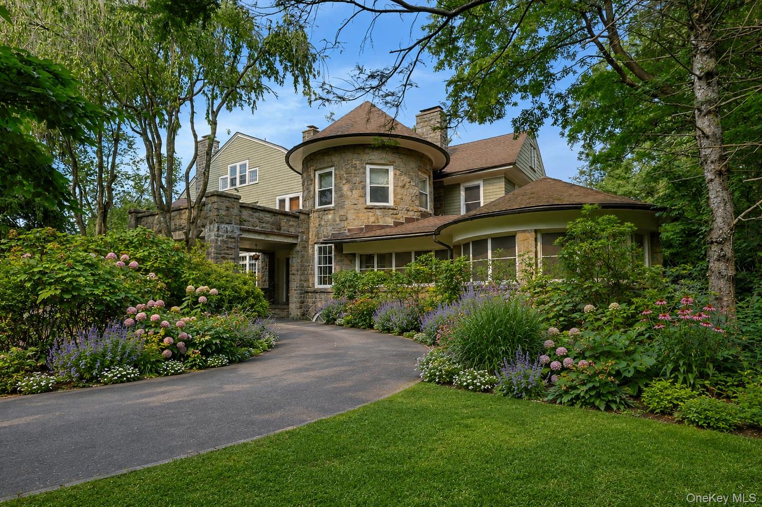 215 Soundview Avenue – For Sale
