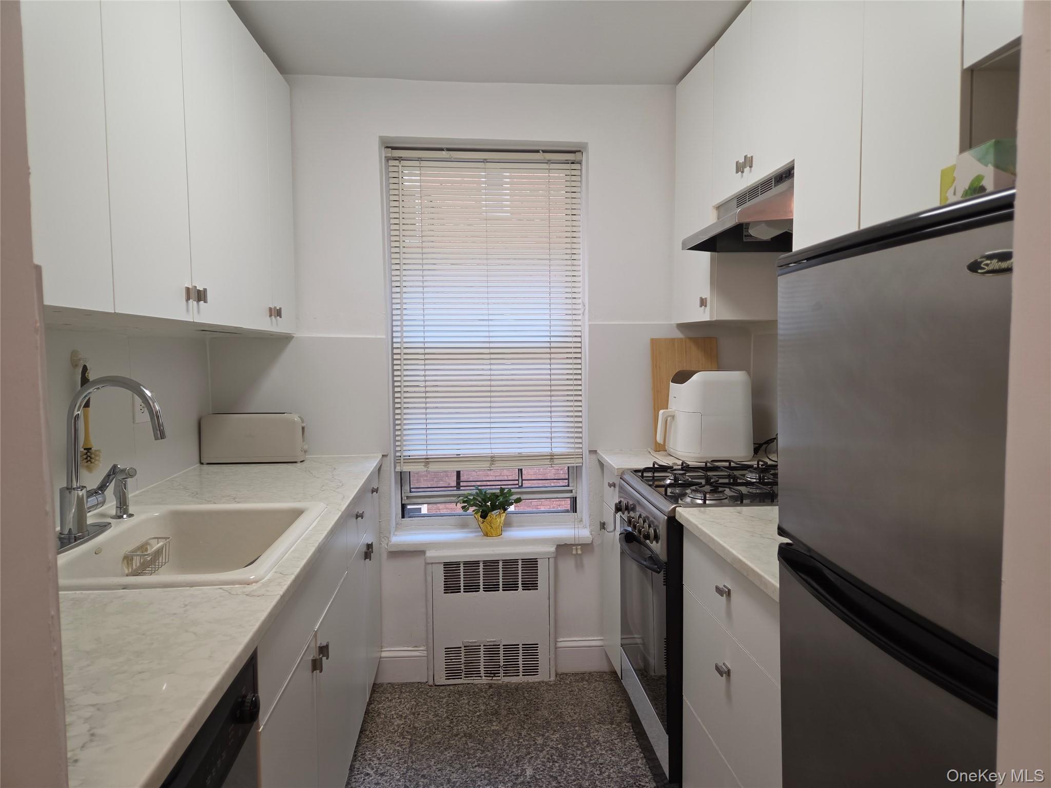 67-12 Yellowstone Boulevard, Unit B15 photo 7