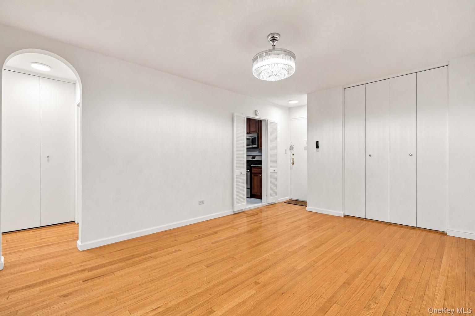 665 Thwaites Place, Unit 3A photo 3