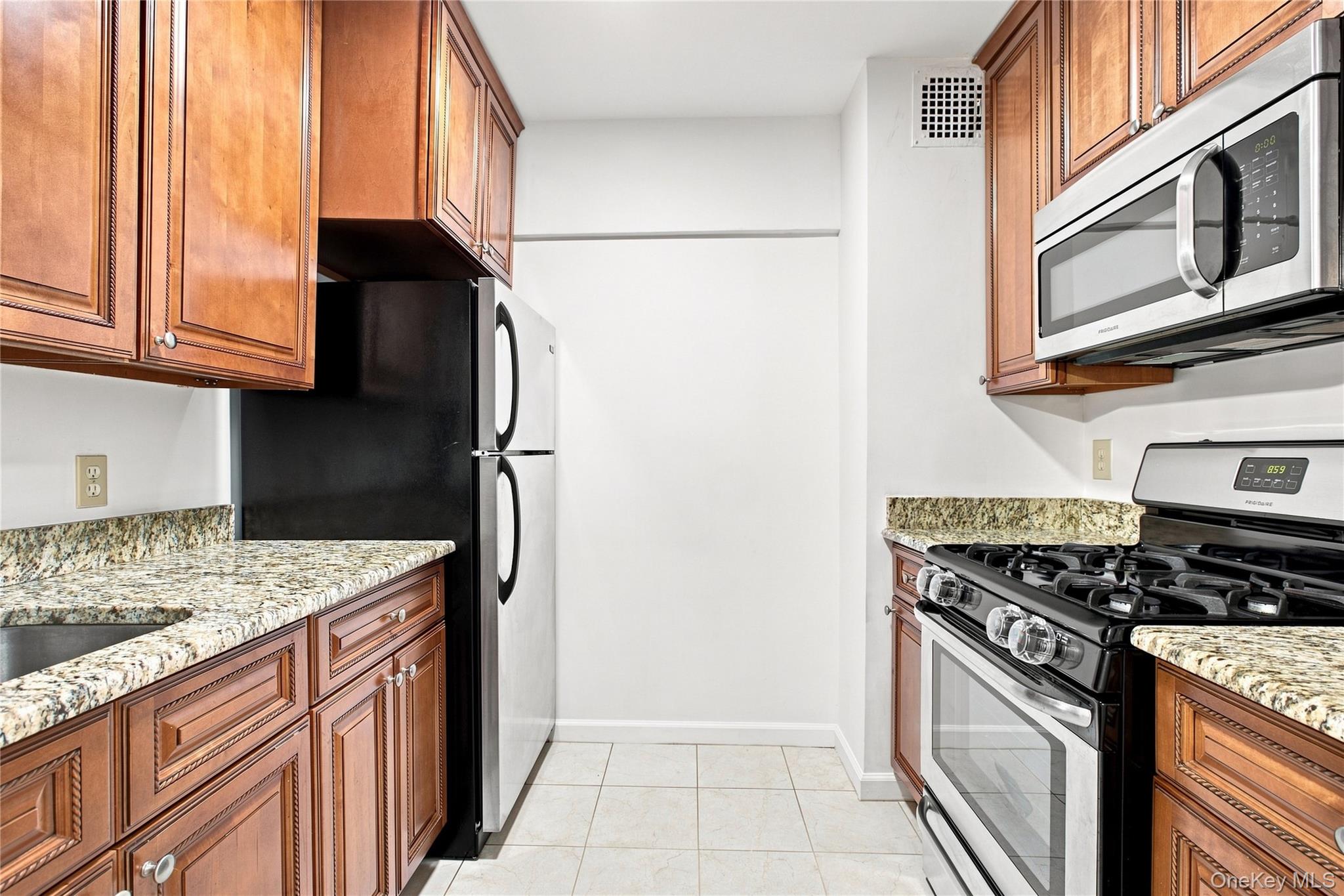 665 Thwaites Place, Unit 3A photo 11