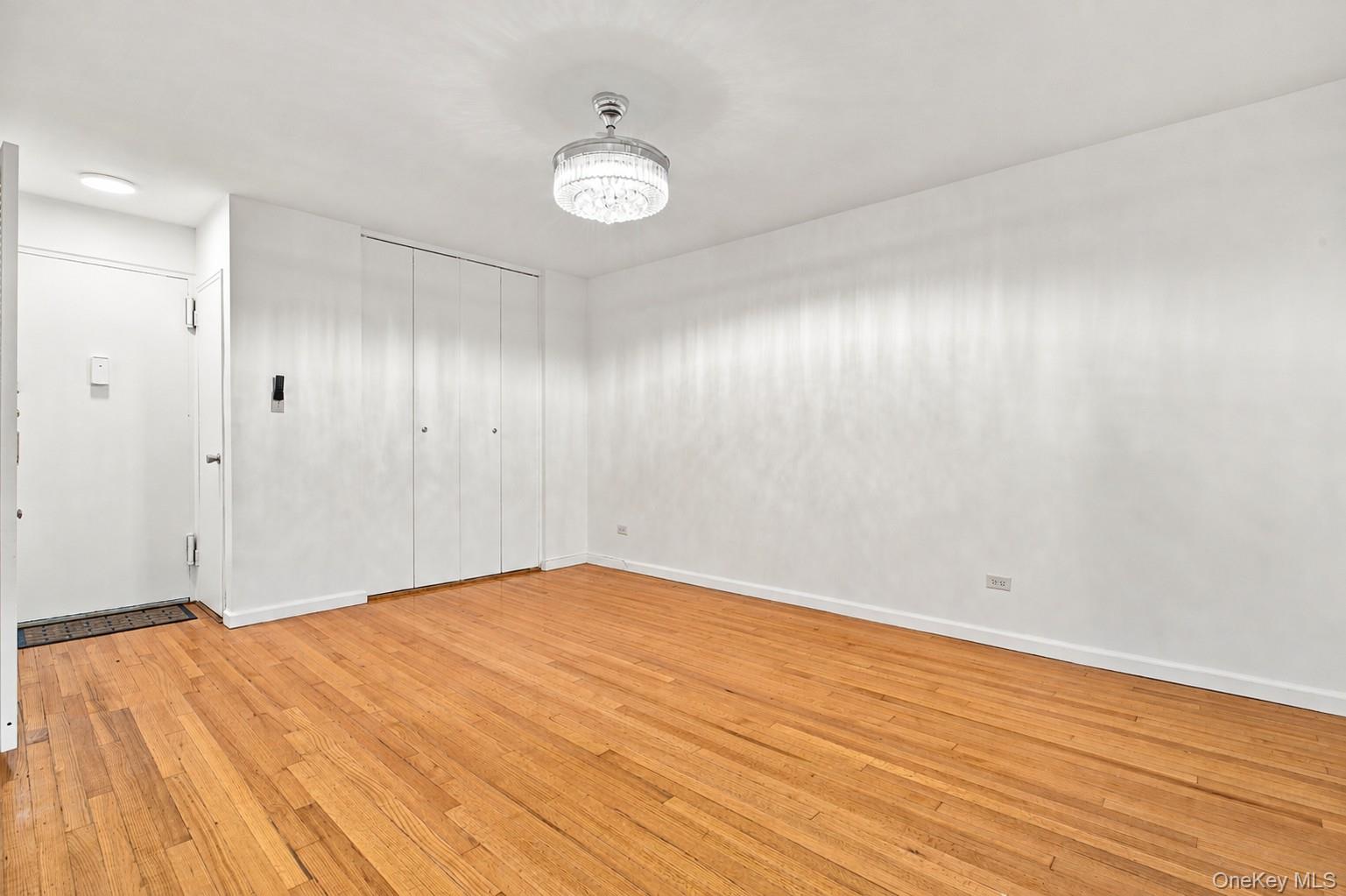 665 Thwaites Place, Unit 3A photo 5