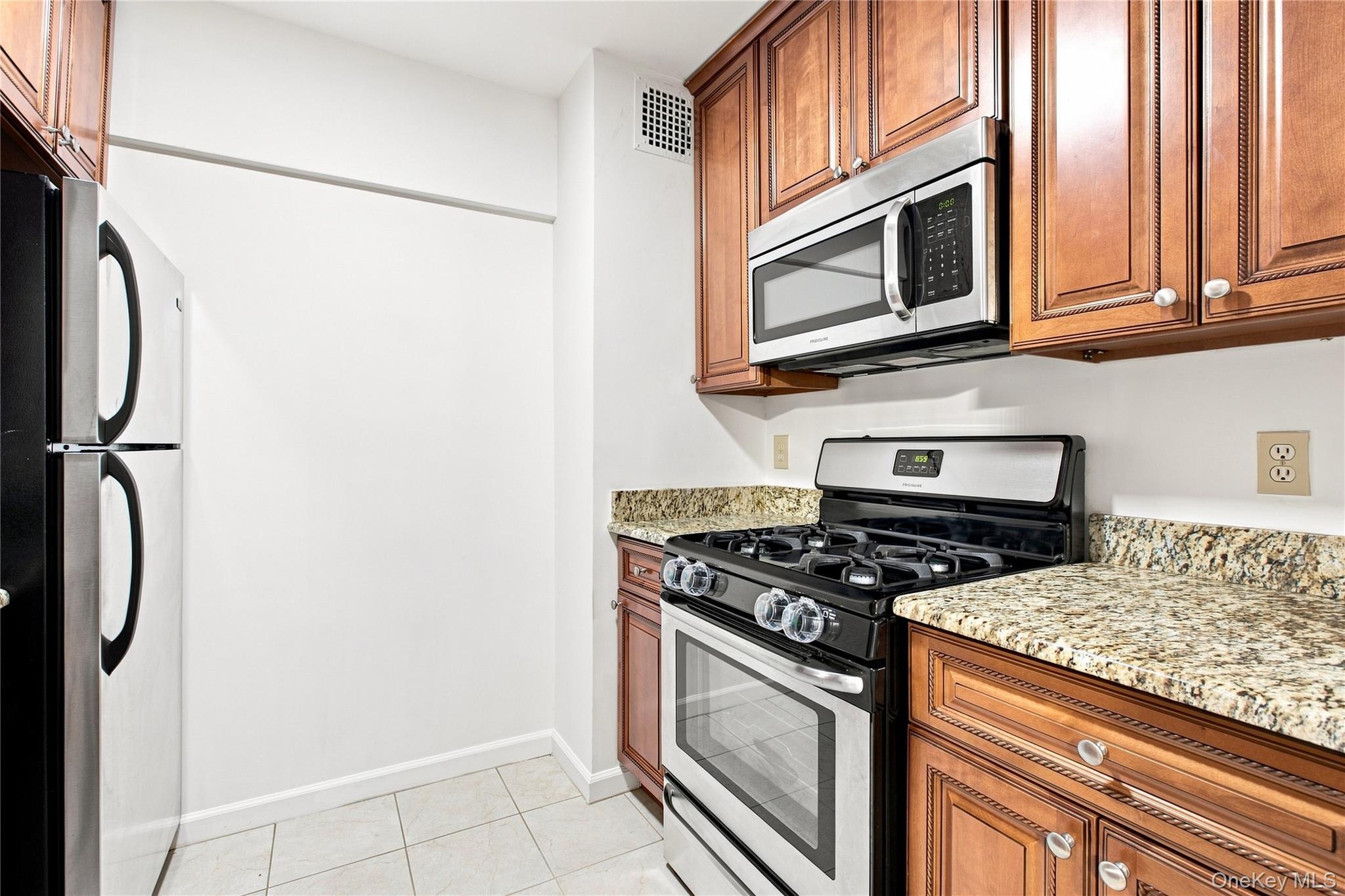 665 Thwaites Place, Unit 3A photo 12