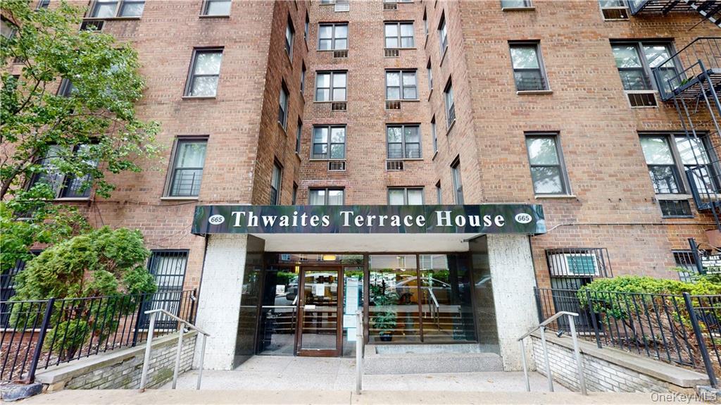 665 Thwaites Place, Unit 3A photo 16