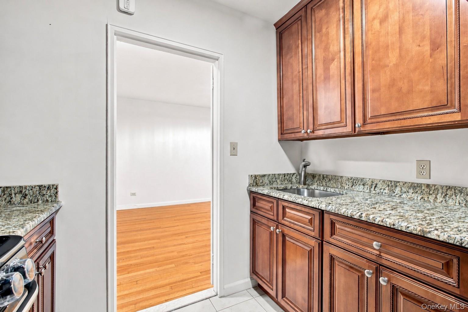 665 Thwaites Place, Unit 3A photo 13