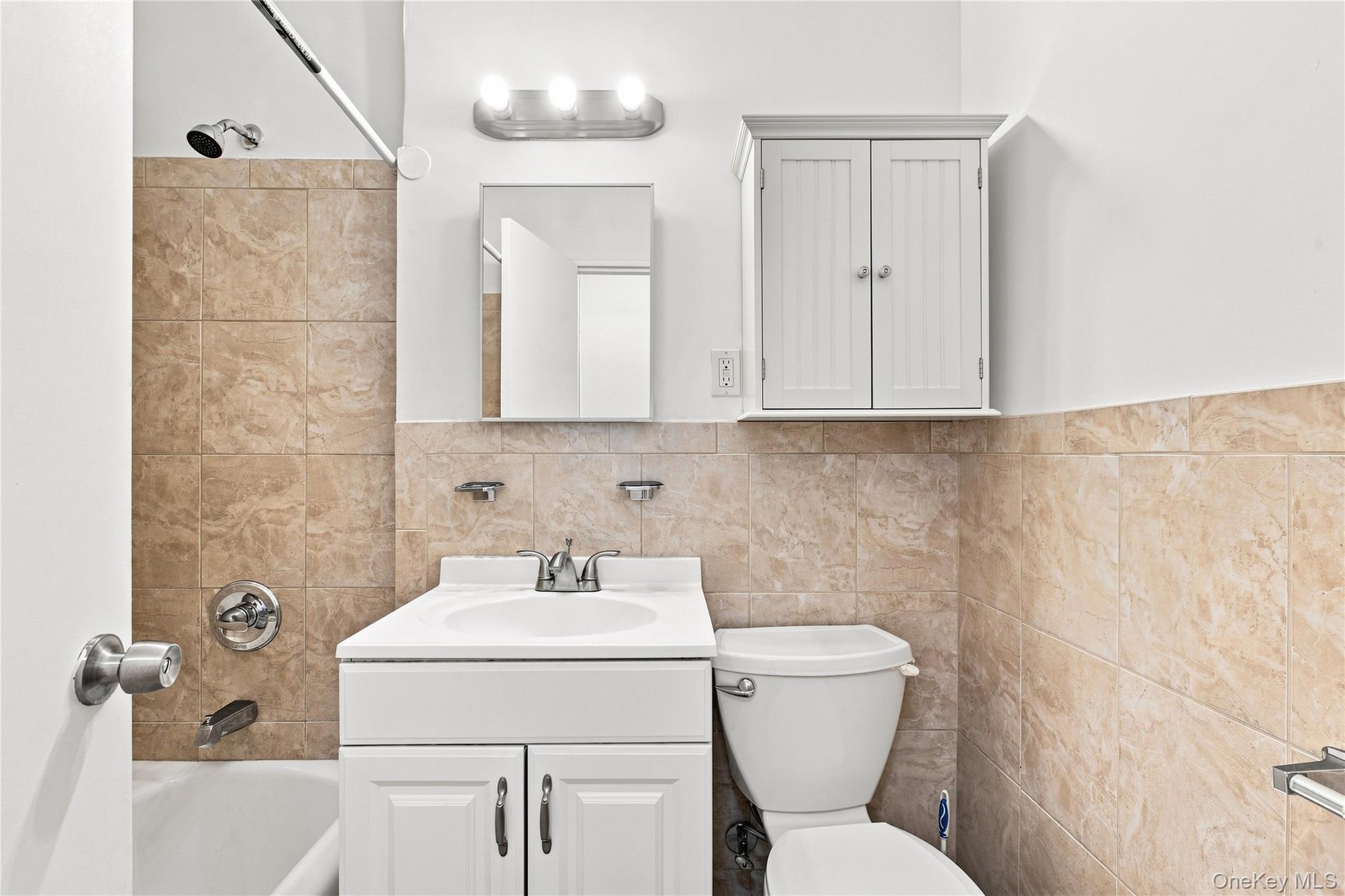 665 Thwaites Place, Unit 3A photo 10