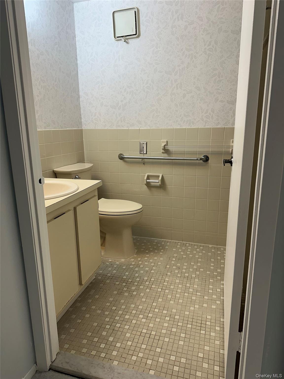 800 Willis Avenue, Unit 105 photo 13
