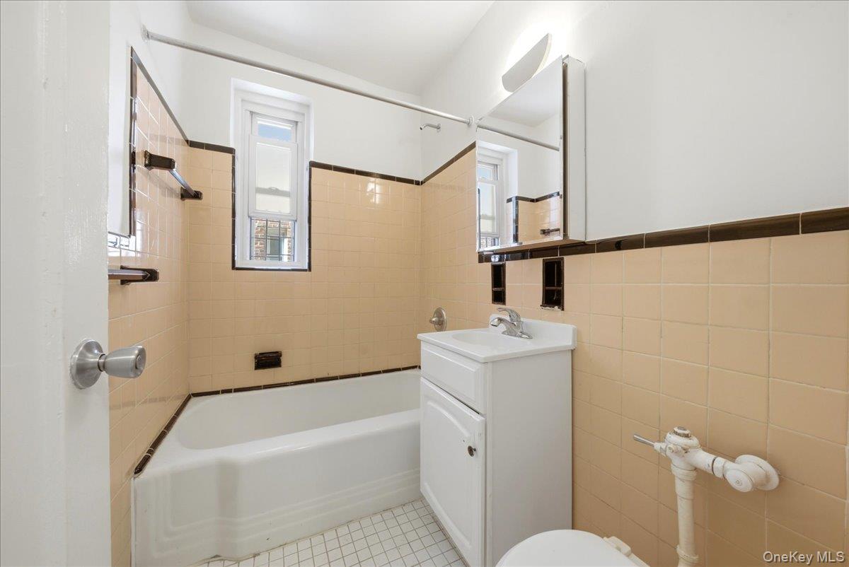 2080 Barnes Avenue, Unit 2D photo 11